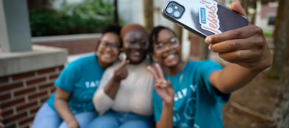 3 students taking a selfie